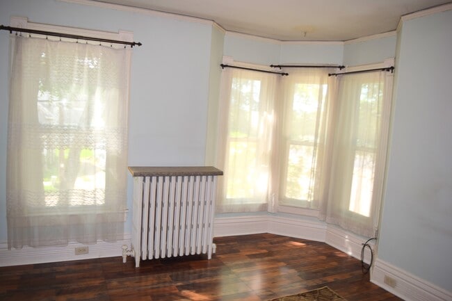 Building Photo - 102 E Irving Ave