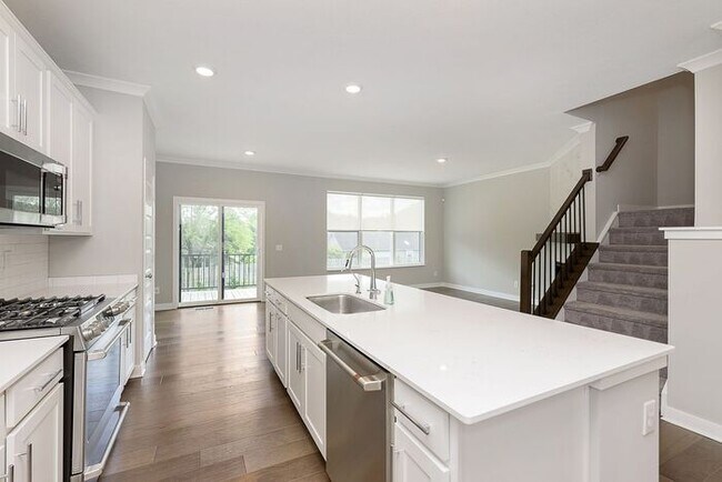 Building Photo - Gorgeous 3 Bedroom 2.5 Bath Townhome in th...