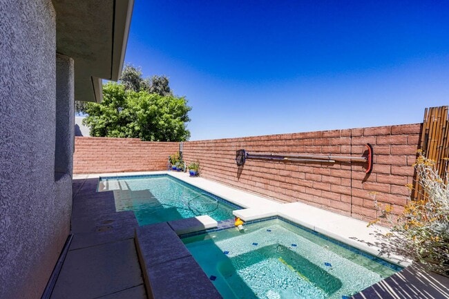 Building Photo - South Summerlin Single Story Pool And Spa ...