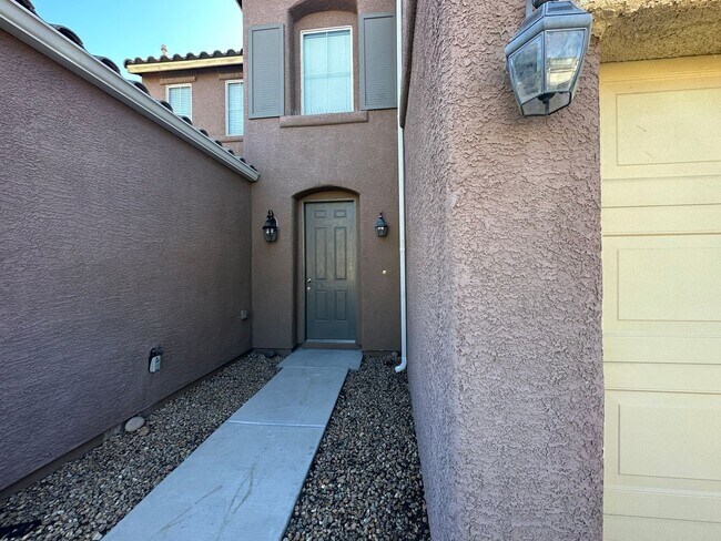 Building Photo - South west single family home with split g...