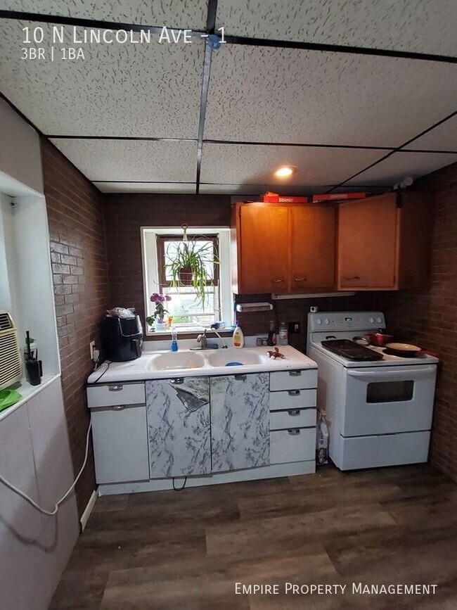 Building Photo - 1st Floor: 3 Bedroom/ 1 Bathroom in Walnut...