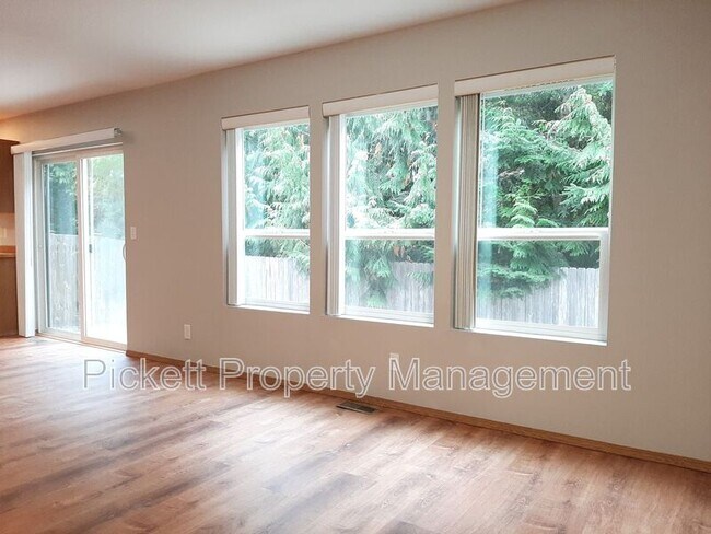 Building Photo - 6272 Alexis Dr NE