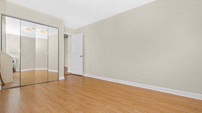 Building Photo - 5646 N Kenmore Ave