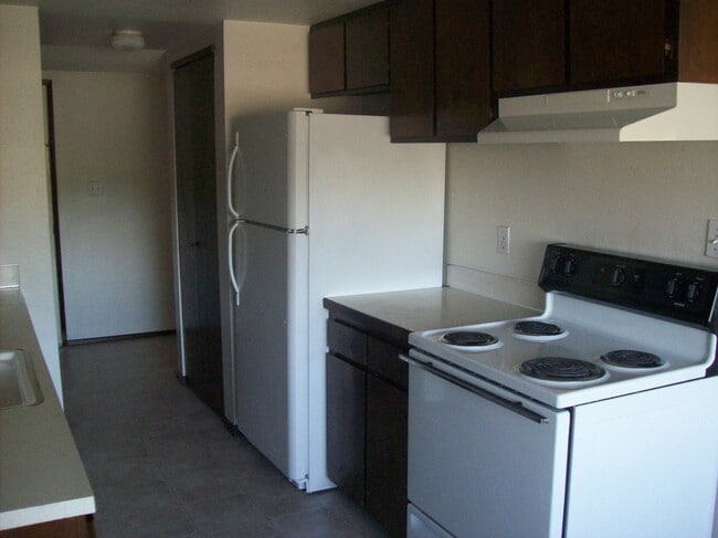 Building Photo - Classic 2 Bedroom 2 Bath Condo near Lakewa...
