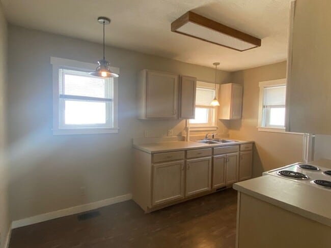 Building Photo - Adorable 2 Bedroom Early July!
