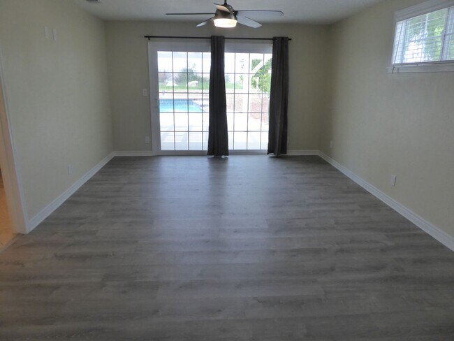 Foto del edificio - 3 Bedroom Pool Home in Saugus!