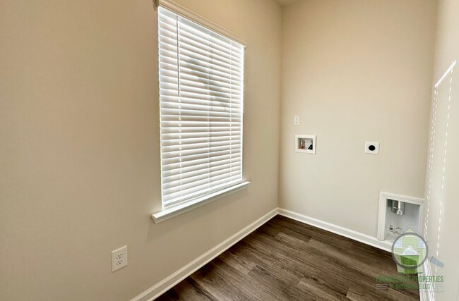 Building Photo - 26 English Ct