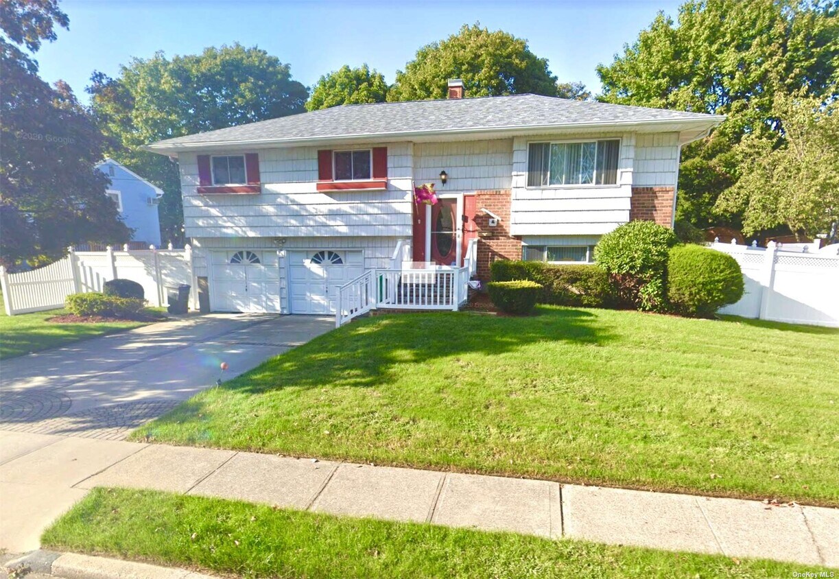 31 Sunburst Dr, Deer Park, NY 11729 House for Rent in Deer Park, NY