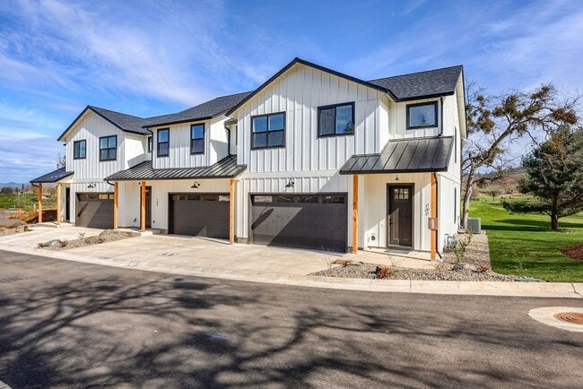 Building Photo - Convenience, Beauty and Space Makes this H...