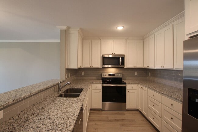 Building Photo - 2 Bedroom 2 Bath Townhome! Whitehouse ISD! 1/2 OFF FIRST FULL MONTH