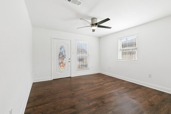 Building Photo - 2420 Dubreuil St