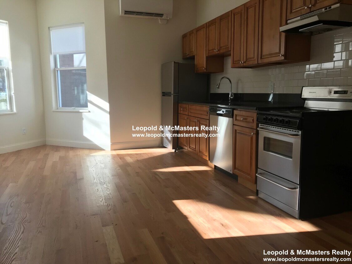 Primary Photo - 379 Harvard St
