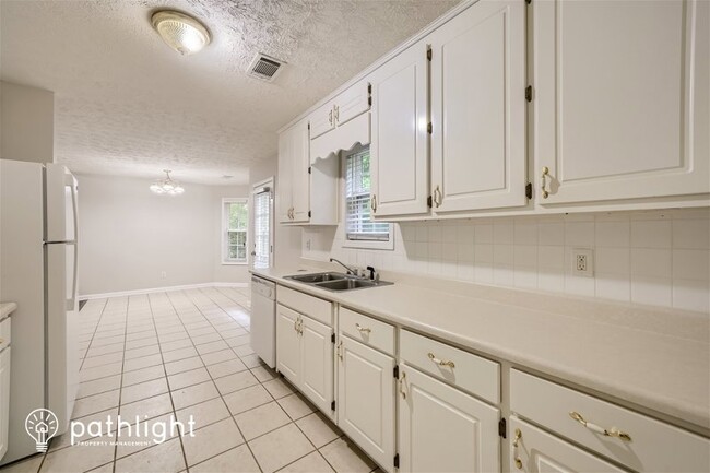 Foto del edificio - 1374 Lake Dow Road, Mcdonough, GA, 30252