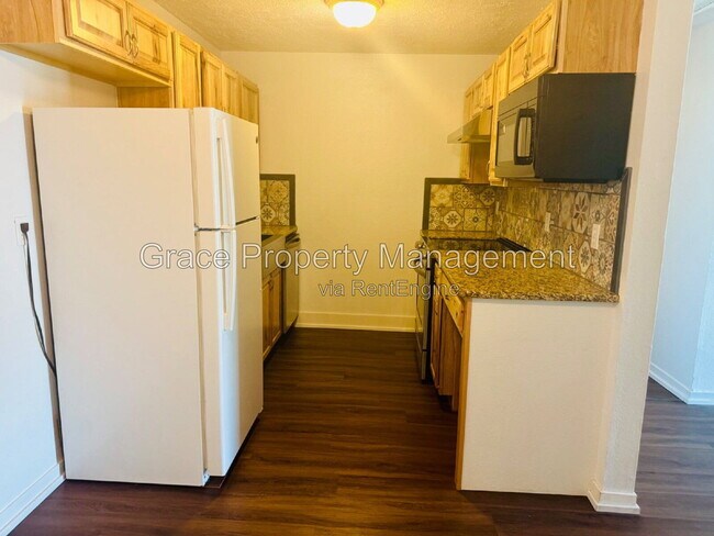 Building Photo - 501 Golden Cir