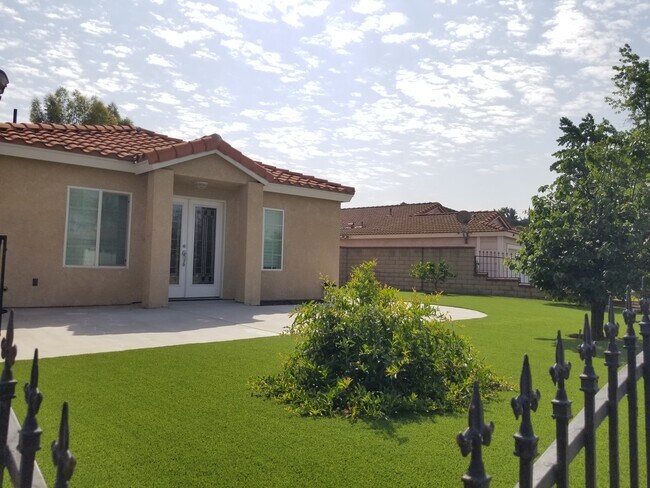 Front yard - 688 Featherwood Dr