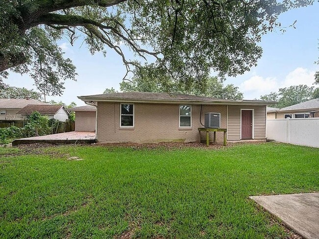 Building Photo - This spacious property offers a comfortabl...
