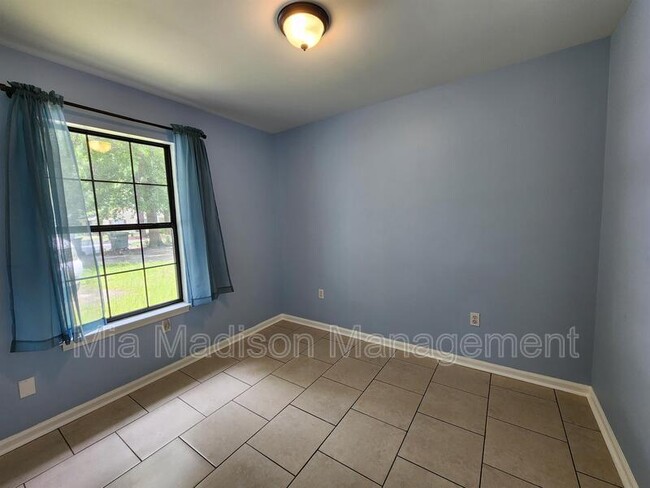 Building Photo - 115 Wisteria Ct