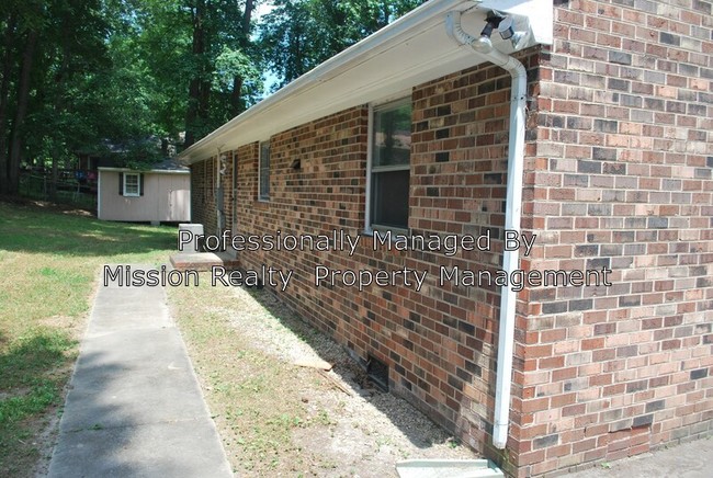 Building Photo - 3208 Woodsong Dr