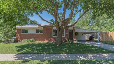 Building Photo - 2820 Hollywood Dr