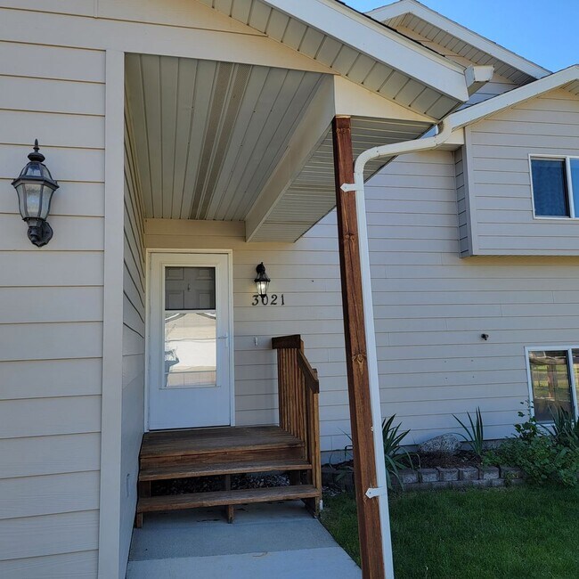 Foto del edificio - 3 BED | 2 BATH | SPLIT-FOYER HOME | RAPID ...