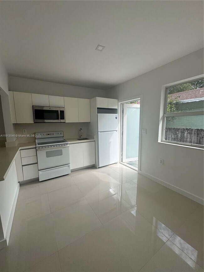 Foto del edificio - 53 NE 56th St