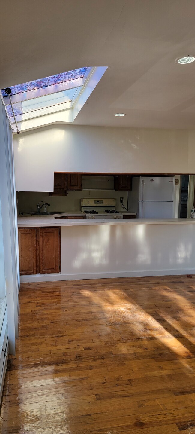 Eat in Kitchen - 7667 174th St