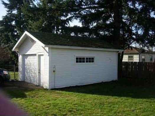 Yard and detached garage - 7029 SE 85th Ave