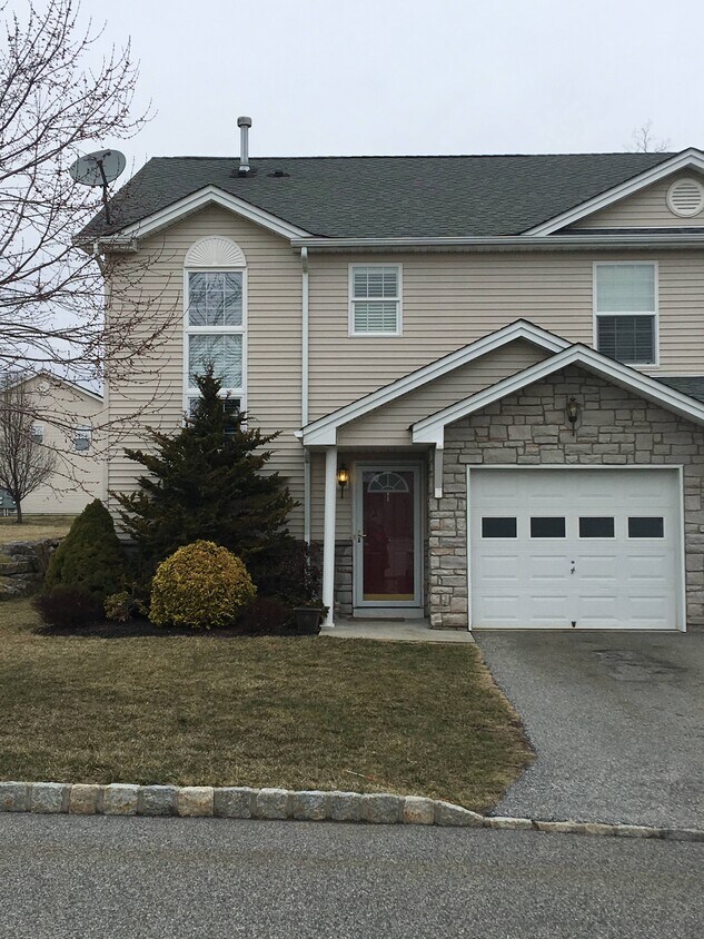1 Highview, Hamburg, NJ 07419 Townhouse for Rent in Hamburg, NJ