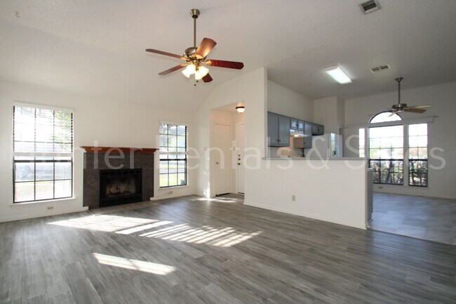 Foto del edificio - Spacious Corner Lot Killeen Home with Fruit-Bearing Backyard Trees