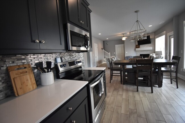 Building Photo - Luxurious 4 Bedroom 2.5 Bathroom in the Heart of Fayetteville, Arkansas!!