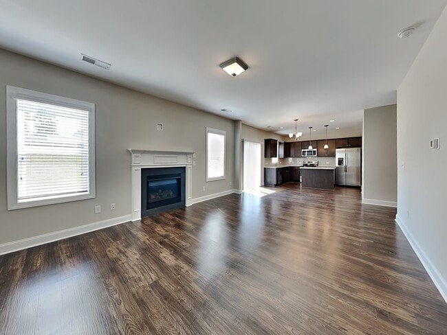 Foto del edificio - 6321 Silver Creek Ln