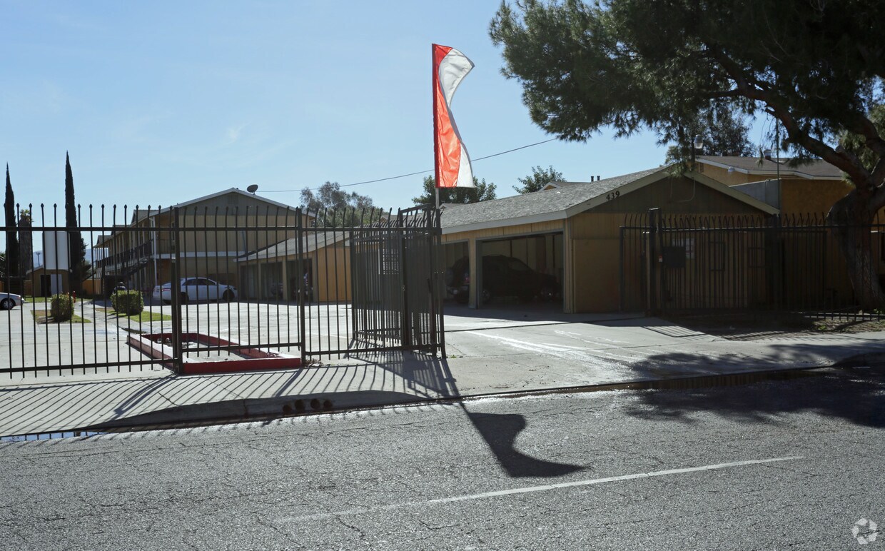 439 E Railto Ave - 439 E Rialto Ave