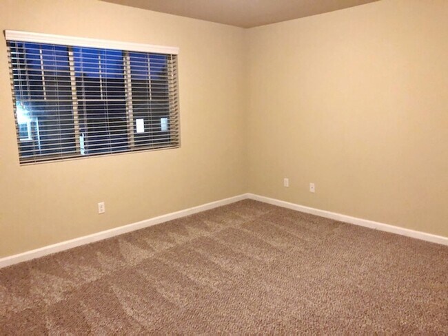 Building Photo - 4 bed with separated living area