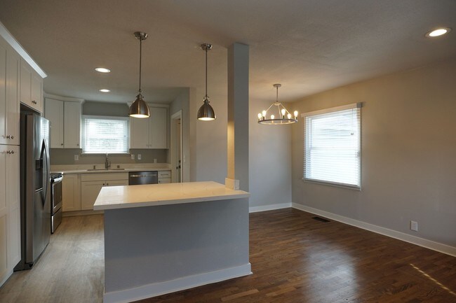 Foto del edificio - Beautiful Remodeled Home Near American Lake