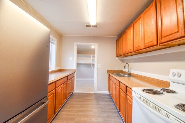 Building Photo - 2 Bedroom Single Level Home with Large Fenced Yard in N. Portland!