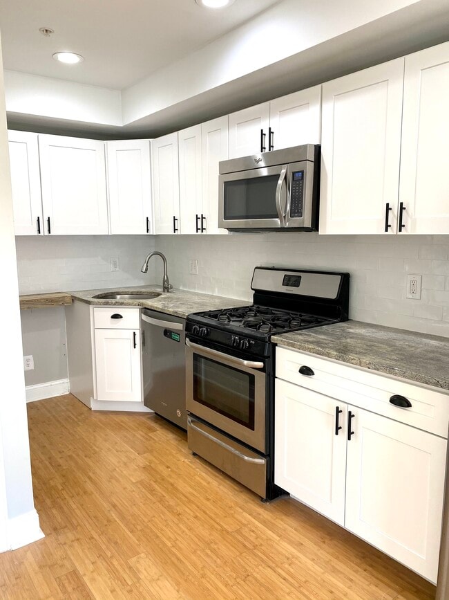 Brand new kitchen, never been used! - 1707 Carpenter St
