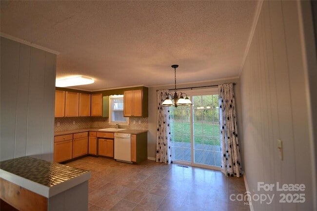 Foto del edificio - 2037 N Deal Ave