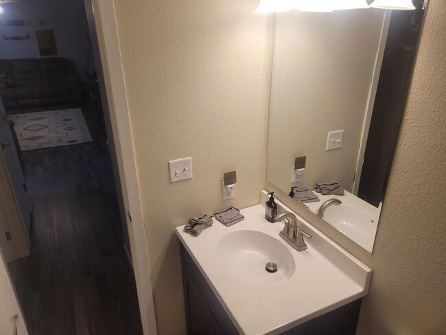 Foto del edificio - 3 bedroom in Quiet Neighborhood