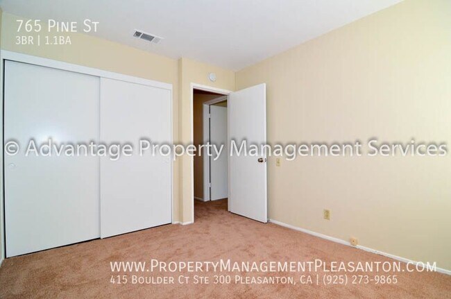 Building Photo - 3 Bed / 1.5 Bath 1,200 sq ft Townhouse nea...