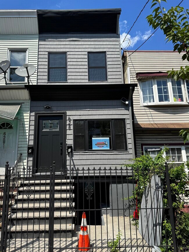 Building Photo - 628 Bramhall Ave