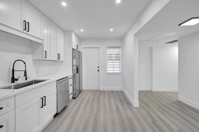 Foto del edificio - 3050 N Palm Aire Dr