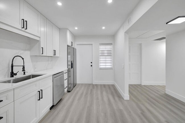 Building Photo - 3050 N Palm Aire Dr