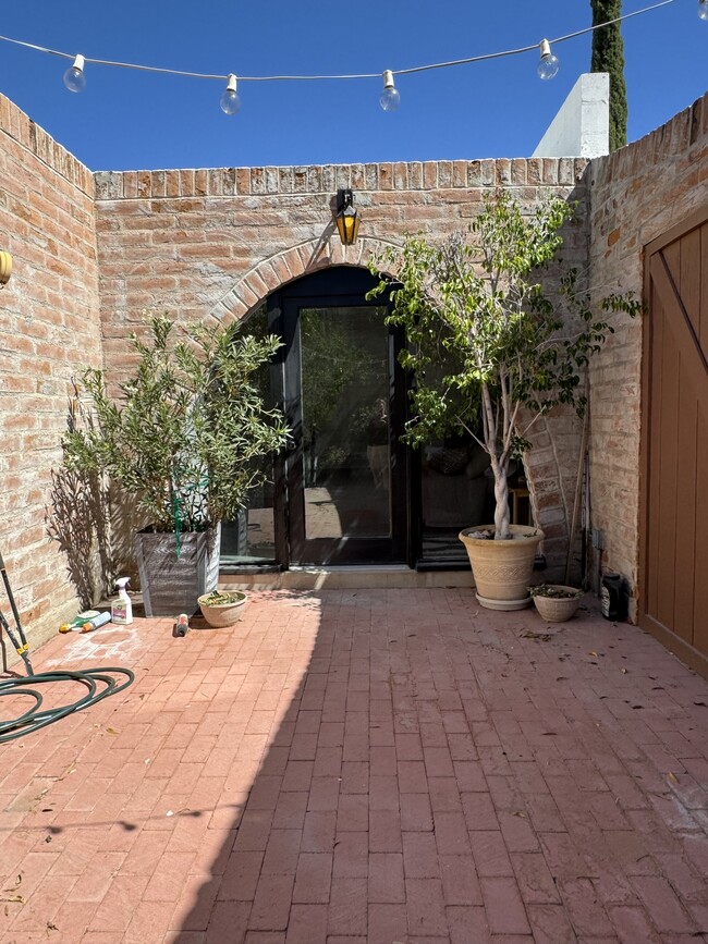 Building Photo - 621 W Las Lomitas Rd