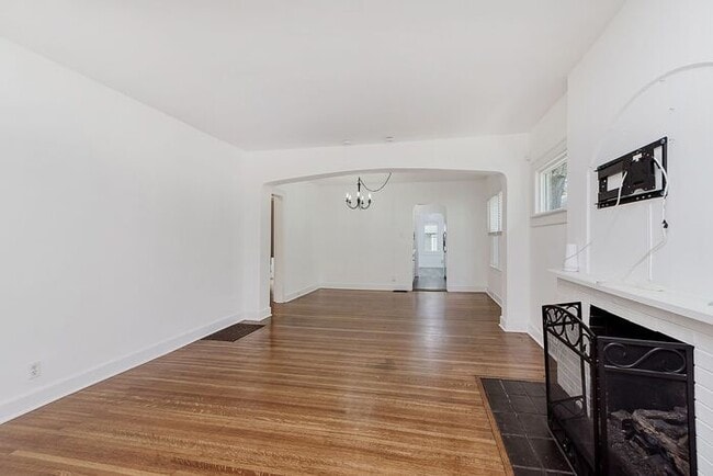Building Photo - Charming, Fully Updated Broad Ripple Gem!