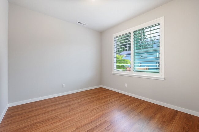 Building Photo - Community beach access! 4 bedrooms 2.5 baths.