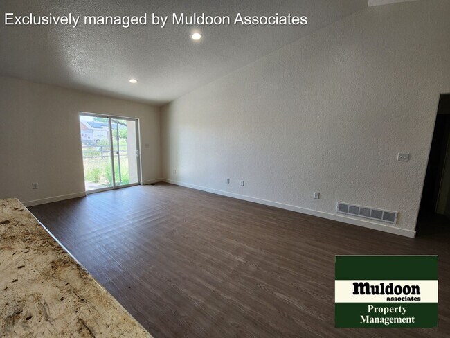 Foto del edificio - 3 bed 2 bath duplex unit available now!