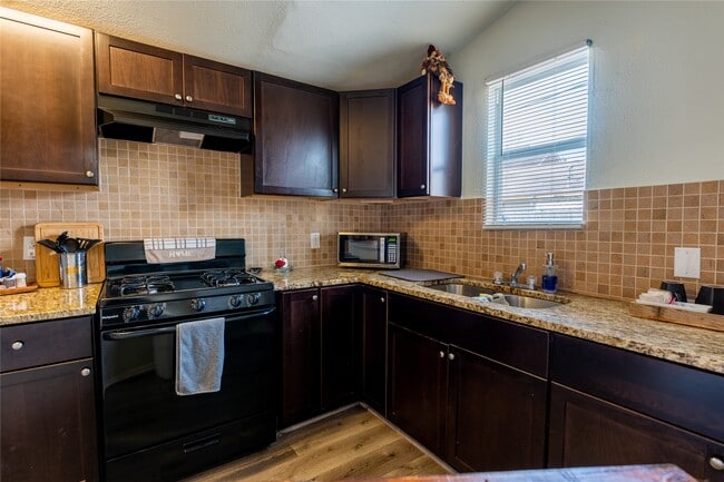 Building Photo - 2010 Caplin St