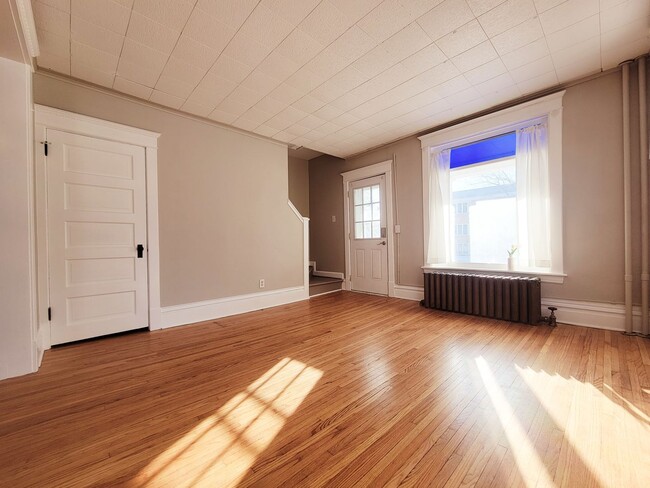 Building Photo - Large 2 Bedroom Side by Side Duplex