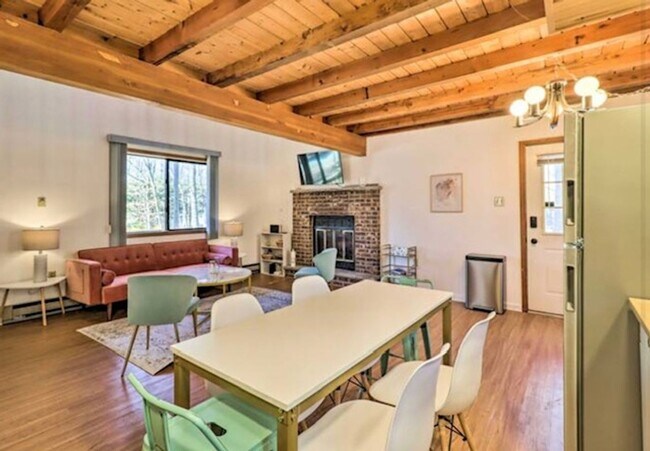 Foto del edificio - Charming 3BR House in Tobyhanna