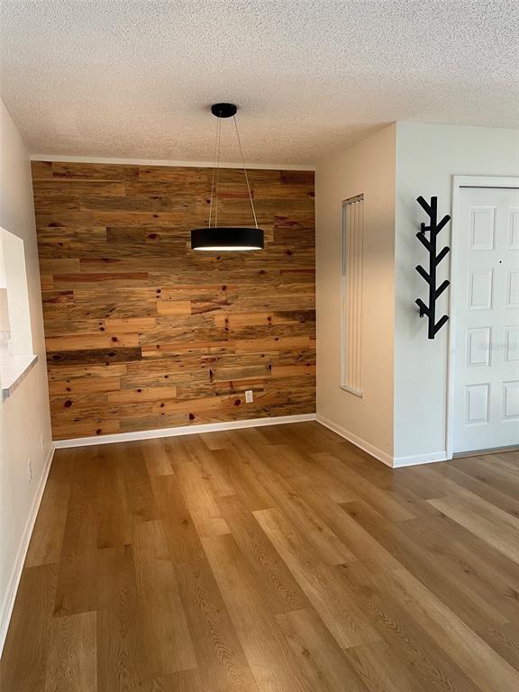 Building Photo - 1321 S Pine Ridge Cir